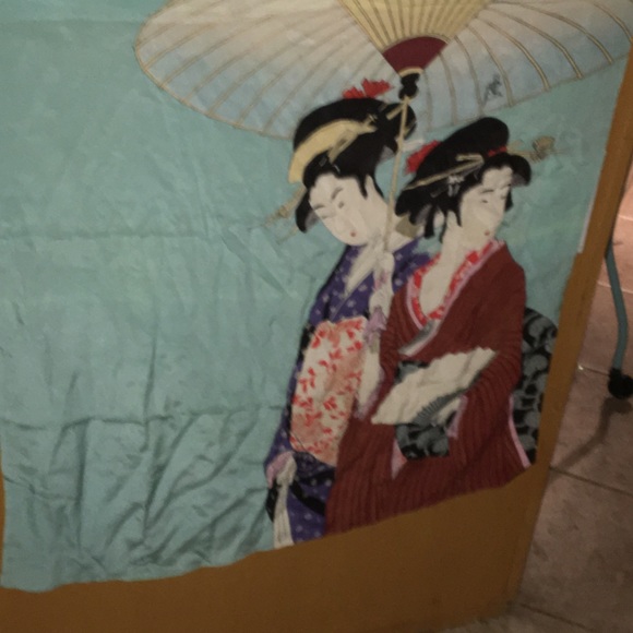Vintage silk scarf featuring geisha girls - Picture 3 of 6